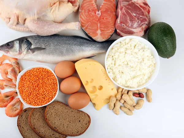 Alimentos ricos em proteínas isoladas em branco — Fotografia de Stock