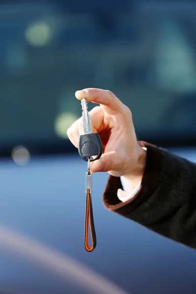 Businessman holding car key outdoors — Stock Photo, Image