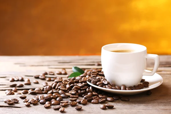 Xícara de café na mesa de madeira — Fotografia de Stock