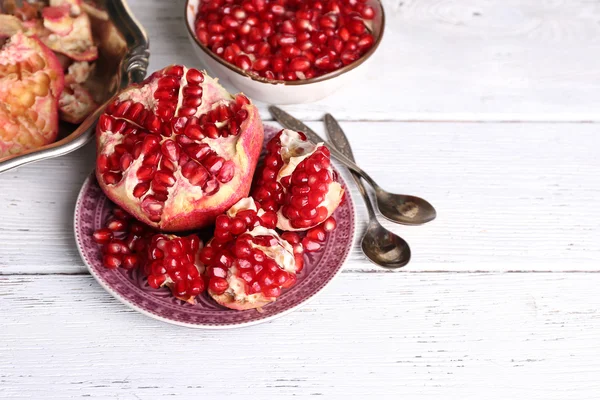 Mooie compositie met sappige granaatappel zaden, op oude houten tafel — Stockfoto