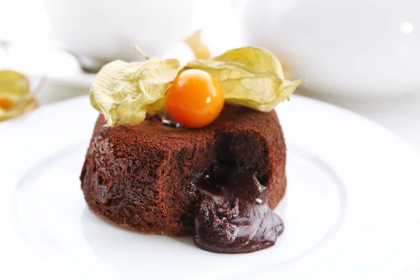 Pudim de chocolate quente com centro de fondant na placa, close-up — Fotografia de Stock