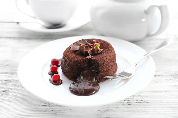 Pudding au chocolat chaud avec centre fondant, gros plan — Photo