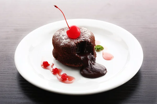 Hot chocolate pudding with fondant centre on plate, close-up — Stock Photo, Image