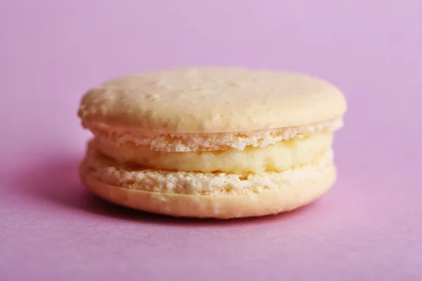 Macaron colorato delicato su sfondo di colore — Foto Stock