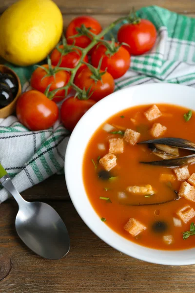 ムール貝、トマトと黒オリーブ木の背景にボウルをおいしいスープ — ストック写真