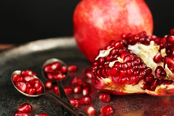 Sappige rijp Granaatappels op metalen plaat, op donkere achtergrond — Stockfoto