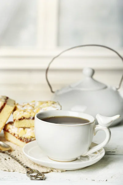 Cup of tea and tasty homemade pie on wooden table — Stock Photo, Image