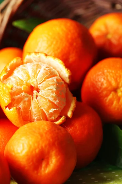 Mandarinas maduras frescas em cesta de vime, close-up — Fotografia de Stock