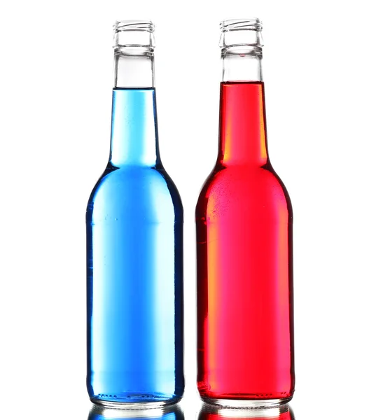 Boissons alcoolisées colorées en bouteilles de verre isolées sur blanc — Photo