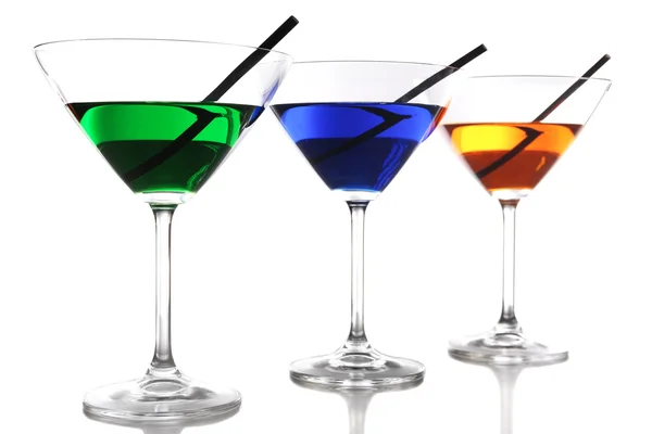 Bebidas alcoólicas coloridas em copos isolados em branco — Fotografia de Stock