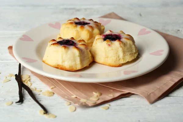 Deliciosos pasteles de queso sobre mesa de madera — Foto de Stock