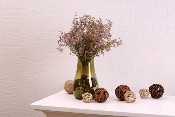 Bodegón de flores secas sobre fondo de pared blanco —  Fotos de Stock