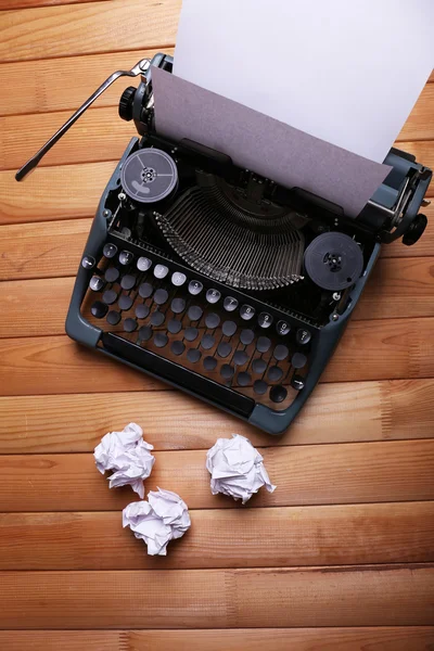 Máquina de escribir antigua. Máquina de escribir Vintage en mesa de madera —  Fotos de Stock