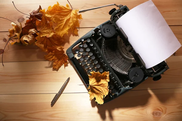 Uma máquina de escrever antiga. Máquina de máquina de escrever vintage na mesa — Fotografia de Stock