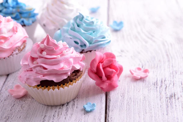 Deliciosos cupcakes na mesa close-up — Fotografia de Stock