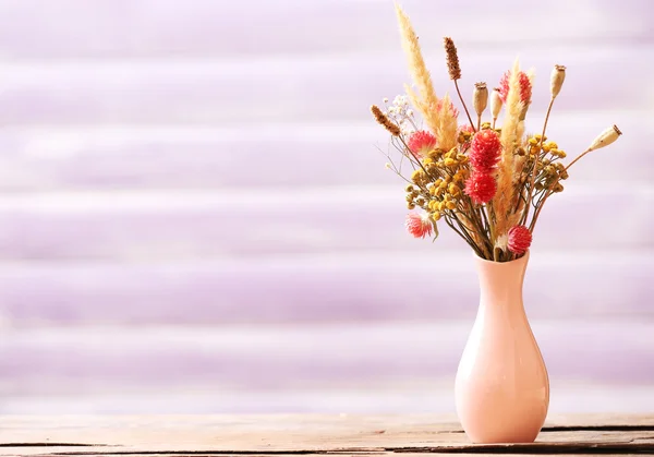 널빤지 배경 색상에 꽃병에 말린된 꽃의 부케 — 스톡 사진