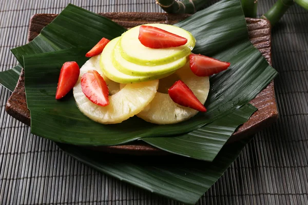 Fruit dessert op groene blad op tafel — Stockfoto