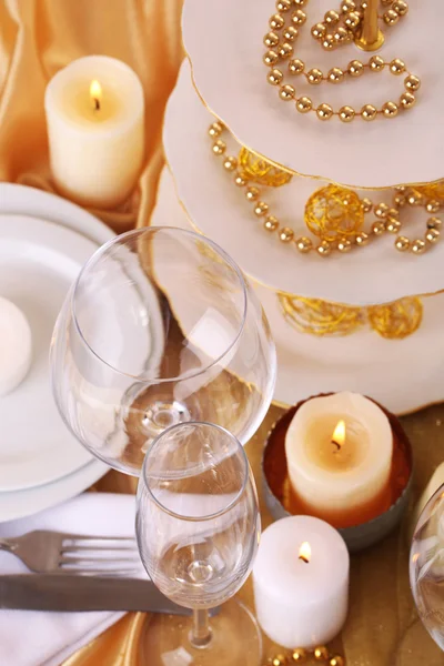 Vackra holiday dukningen i vitt och guld färg — Stockfoto
