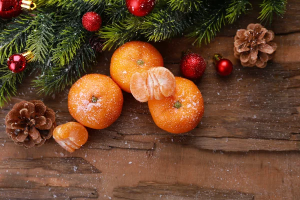 Composição de Natal com tangerinas no fundo de madeira — Fotografia de Stock