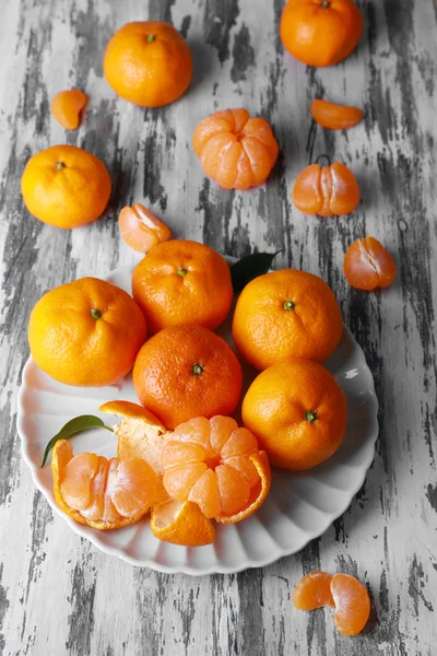 Tangerinas na mesa de madeira — Fotografia de Stock