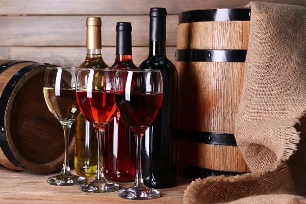 Jiné víno na stole na dřevěné pozadí — Stock fotografie