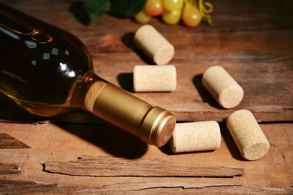 Butelka wina na stół szczegół — Zdjęcie stockowe