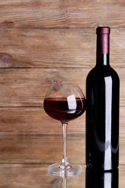 Red wine on table on wooden background — Stock Photo, Image