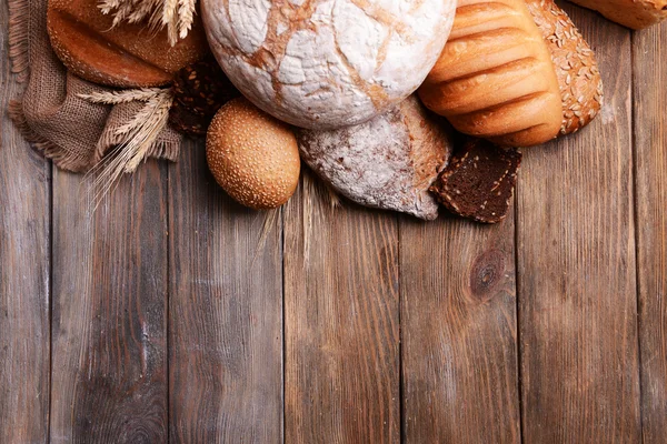 Pane diverso sulla tavola primo piano — Foto Stock