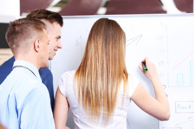 Toplantı odasında çalışan iş adamları.