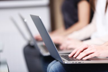 Toplantı odasında çalışan iş adamları.