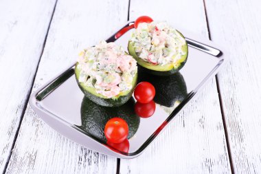 Lezzetli salata avokado tepsisindeki tablo yakın çekim