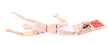 Beyaz arka plan üzerinde izole fare kapanı yakalanan ahşap manken