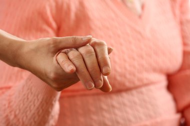 Yaşlı ve genç elele