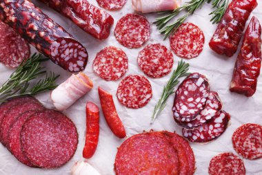 Sosis kesme tahtası ve ahşap masa arka plan üzerinde ürün yelpazesine