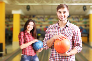 Bowling kulübündeki arkadaşlarının portresi.