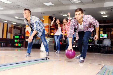 Bowling kulüpte oynayan arkadaşlar