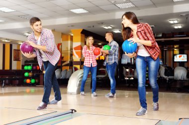 Bowling kulüpte oynayan arkadaşlar