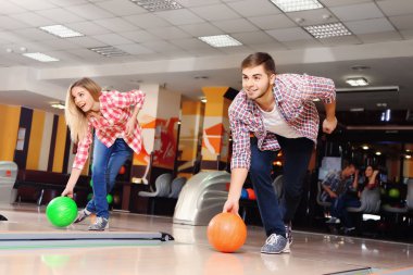 Bowling kulüpte oynayan arkadaşlar