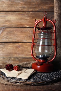 Gaz lambası kurutulmuş gül desenli ve mektup hasır mat ve ahşap plakalar arka plan