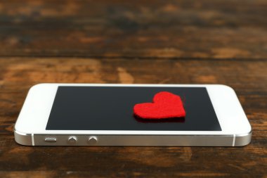 telefon ile kırmızı kalp