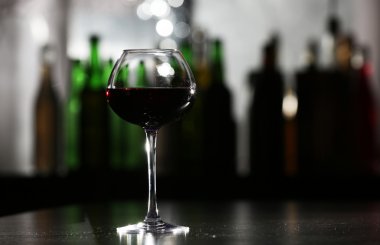 Kırmızı arka plan bulanık şarap bar