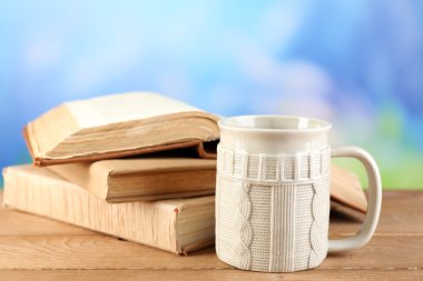 Fincan çay ve tablo, parlak zemin üzerine kitaplar