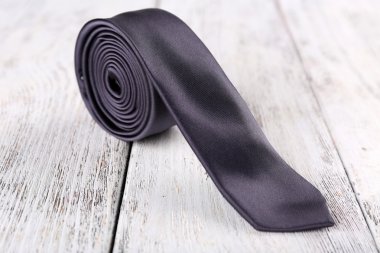 Renkli ahşap arkaplanda moda kravat