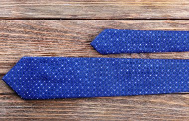 Ahşap arka plan üzerinde trendy kravat