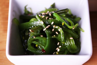 Yosun Salata kase ahşap stand arka plan üzerinde