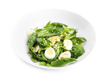 Bıldırcın yumurta ve plaka üzerinde beyaz izole fesleğen salata