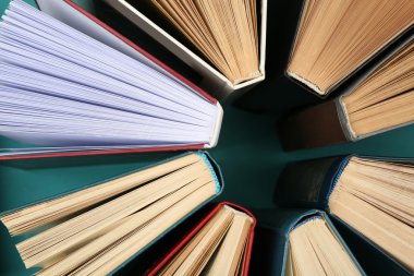 Grup kitap renkli arka plan, üstten görünüm
