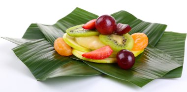 Yeşil yaprak üzerinde beyaz izole meyve tatlı