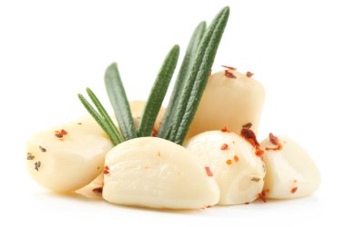 Konserve sarımsak beyaz izole kase,