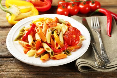 Biber, havuç ve domates ahşap masa arka plan ile makarna salatası